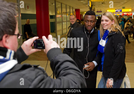 Chinedu Obasi vom FC Schalke 04 ist mit den Fans nach der Landung auf dem Flughafen in Prag, Tschechische Republik, 15. Februar 2012 fotografiert. FC Schalke 04 spielen FC Viktoria Plzen in der Europa League auf Donnerstag, 16. Februar 2012. Foto: Friso Gentsch Stockfoto