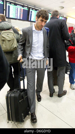 Raul vom FC Schalke 04 zieht seinen Koffer nach der Landung auf dem Flughafen in Prag, Tschechische Republik, 15. Februar 2012. FC Schalke 04 spielen FC Viktoria Plzen in der Europa League auf Donnerstag, 16. Februar 2012. Foto: Friso Gentsch Stockfoto