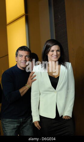 US-Schauspielerin Gina Carano kommt mit der spanische Schauspieler Antonio Banderas für den Fototermin des Films "Haywire" während der 62. Internationalen Filmfestspiele Berlin, in Berlin, Deutschland, 15. Februar 2012. Der Film ist im Bereich Wettbewerb der 62. Berlinale Special Screening präsentiert vom 09. bis 19. Februar ausgeführt. Foto: Britta Pedersen Stockfoto