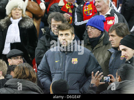 Barcelonas tauchte Pique während der Champions League Runde der sechzehn ersten Bein-Fußballspiel zwischen Bayer Leverkusen und dem FC Barcelona in der BayArena in Leverkusen, Deutschland, 14. Februar 2012. Foto: Roland Weihrauch Dpa/Lnw Foto: Roland Weihrauch lvn/Dpa Stockfoto