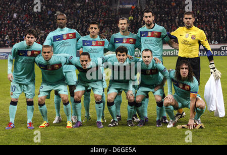 Barcelonas Team (hinten l-R) Eric Abidal, Adriano Correia, Javier Mascherano, Sergio Busquets, Torwart Victor Valdes (front l-R) Lionel Messi, Daniel Alves, Alexis Sanchez, Cesc Fabregas, Andres Iniesta, Carles Puyol in der Champions League Runde der sechzehn ersten Bein-Fußballspiel zwischen Bayer Leverkusen und dem FC Barcelona in der BayArena in Leverkusen, Deutschland, 14. Februar 2012. Stockfoto