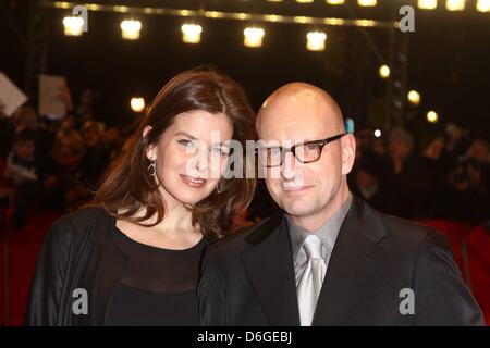 US-Regisseur Steven Soderbergh und seine Frau, Schriftsteller Jules Asner Teilnahme an der Premiere von "Haywire" während der 62. Internationalen Filmfestspiele Berlin, Berlinale, im Berlinale-Palast in Berlin, Deutschland, am 15. Februar 2012. Foto: Hubert Boesl Stockfoto