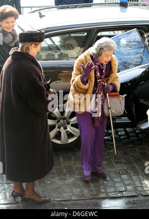 Königin Fabiola von Belgien und Königin Paola (L) kommen für die besondere Messe für die verstorbenen Mitglieder der belgischen königlichen Familie an der Liebfrauenkirche in Brüssel, Belgien, 16. Februar 2012 zu gedenken. Foto: Patrick van Katwijk Niederlande Stockfoto