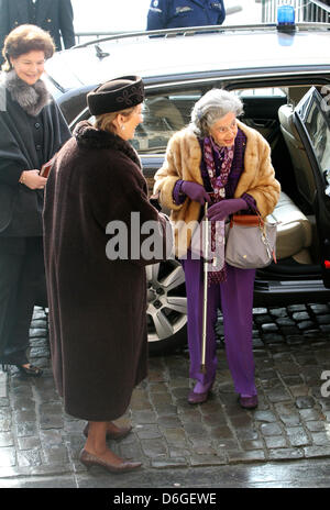 Königin Fabiola von Belgien und Königin Paola (L) kommen für die besondere Messe für die verstorbenen Mitglieder der belgischen königlichen Familie an der Liebfrauenkirche in Brüssel, Belgien, 16. Februar 2012 zu gedenken. Foto: Patrick van Katwijk Niederlande Stockfoto