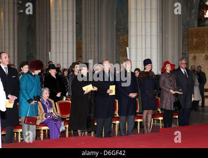 Prinz Lorenz (L-R), Prinzessin Astrid, Königin Fabiola, Königin Paola, König Albert, Prinz Philippe, Prinzessin Mathilde, Prinzessin Claire und Prinz Laurent von Belgien besuchen die besondere Messe für die verstorbenen Mitglieder der belgischen königlichen Familie in der Kirche unserer lieben Frau in Brüssel, 16. Februar 2012 zu gedenken. Foto: Albert Nieboer Dpa Niederlande Stockfoto