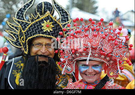 In den chinesischen Kostümen gekleidet Teilnahme in der Tradition chinesischen Karnevalsumzug in Dietfurt, Deutschland, 16. Februar 2012. Wie in jedem Jahr Karnevalisten als Asiaten Karneval in der Dietfurt feiern gekleidet. Das chinesische Festival basiert auf ein Sprichwort von ein Zöllner im Mittelalter. Er beschwerte sich bei der Bischof, dass die Bewohner von Dietfurt immer tief verwurzelte Markenphilosophie waren Stockfoto