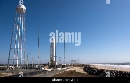 Orbital Sciences Corporation Antares Rakete sieht man auf der Mid-Atlantic Regional Spaceport Pad-0A am NASA Wallops Flight Facility Wallops, Virginia, USA. 16. April 2013. Orbital Sciences Corporation hofft, der zweite kommerzielle Betreiber für Raketen, die internationale Raumstation ISS zu versorgen werden. Stockfoto