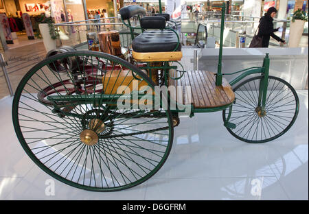 Die legendäre Benz-Patent-Motorwagen von 1886 ist auf dem Display in einem Shoping Senter für die Ausstellung "125 Jahre Automobil" in Madgebeurg, Deutschland, 16. Februar 2012. Die Wanderausstellung ist anlässlich der Erfindung und erste Patent eines Automobils von Carl Benz 1886 statt. Foto: Jens Wolf Stockfoto
