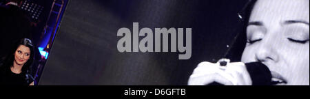 Deutsche Bewerber Ornella de Santis führt während der Endrunde der TV-Casting-Show "Unser Star Fuer Baku", die deutsche nationale Vorauswahl für den Eurovision Song Contest 2012 in Köln, 16. Februar 2012. Foto: Henning Kaiser Stockfoto