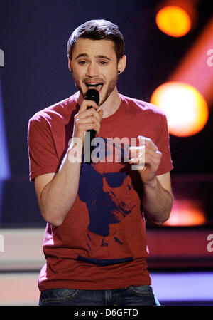 Deutsche Bewerber Roman Lob führt während des Finales der TV-Casting-Show "Unser Star Fuer Baku", die deutsche nationale Vorauswahl für den Eurovision Song Contest 2012 in Köln, 16. Februar 2012. Foto: Henning Kaiser Stockfoto