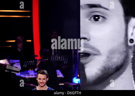 Deutsche Bewerber Roman Lob führt während des Finales der TV-Casting-Show "Unser Star Fuer Baku", die deutsche nationale Vorauswahl für den Eurovision Song Contest 2012 in Köln, 16. Februar 2012. Foto: Henning Kaiser Stockfoto