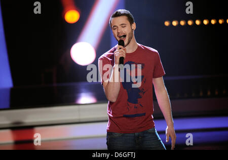 Deutsche Bewerber Roman Lob führt während des Finales der TV-Casting-Show "Unser Star Fuer Baku", die deutsche nationale Vorauswahl für den Eurovision Song Contest 2012 in Köln, 16. Februar 2012. Foto: Henning Kaiser Stockfoto