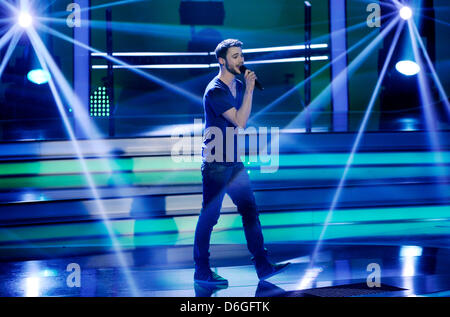 Deutsche Bewerber Roman Lob führt während des Finales der TV-Casting-Show "Unser Star Fuer Baku", die deutsche nationale Vorauswahl für den Eurovision Song Contest 2012 in Köln, 16. Februar 2012. Foto: Henning Kaiser Stockfoto