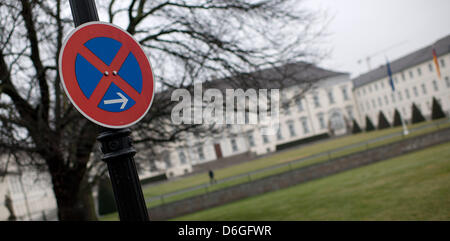 Dunkle Wolken über dem Schloss Bellevue, Heimat der deutsche Bundespräsident Wulff in Berlin, Deutschland, 17. Februar 2012 gelten. Bundespräsident Christian Wulff wird voraussichtlich eine Erklärung liefern heute nachdem Staatsanwälte für seine Immunität gebeten aufgehoben werden, um die Vorwürfe von unangemessenem Verhalten zu untersuchen. Foto: TIM BRAKEMEIER Stockfoto