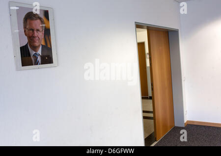 Datei - ein Datei-Foto vom 18. Januar 2012 zeigt eine offizielle Bild von Bundespräsident Christian Wulff in einem Büro von der Polizeidienststelle in Schwerin, Deutschland. Umkämpfte Bundespräsident Christian Wulff steht unter wachsenden Druck heute zurücktreten, nachdem Staatsanwälte für seine Immunität gebeten aufgehoben werden, um die Vorwürfe von unangemessenem Verhalten zu untersuchen. Wulff wird voraussichtlich liefern Stockfoto