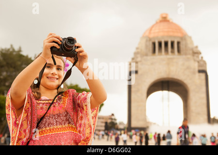 Gemischte Rassen Mädchen fotografieren auf Stadt Straße, Mexiko-Stadt, Distrito Federal, Mexiko Stockfoto