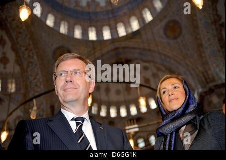 Datei - datiert eine Datei Foto 22. Oktober 2010 zeigt der deutsche Bundespräsident Christian Wulff und seine Frau Bettina Besuch der blauen Moschee in Istanbul, Türkei. Wulff ist als Bundespräsident auf Freitag, 17. Februar 2012 zurückgetreten. Foto: RAINER JENSEN Stockfoto