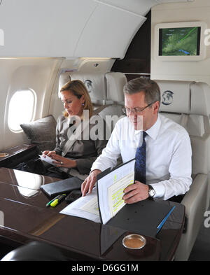 Datei - datiert eine Datei Foto 8. September 2010 zeigt der deutsche Bundespräsident Christian Wulff und seine Frau Bettina auf einem Flug in die Schweiz in Berlin, Deutschland. Wulff ist als Bundespräsident auf Freitag, 17. Februar 2012 zurückgetreten. Foto: RAINER JENSEN Stockfoto