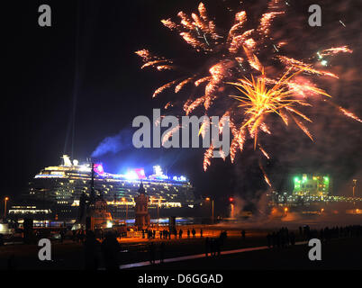 Das neue Kreuzfahrtschiff "Disney Fantasy", erbaut im Meyer Werften in Papenburg, Deutschland, steigt aus dem Columbus-Pier mit Feuerwerk in Bremerhaven, Deutschland, 16. Februar 2012. Die 340 Meter lange war Kreuzfahrtschiff Disney Cruise Line am 09 Februar übergeben und fuhr nach Florida. Foto: Ingo Wagner Stockfoto