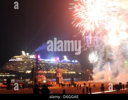 Das neue Kreuzfahrtschiff "Disney Fantasy", erbaut im Meyer Werften in Papenburg, Deutschland, steigt aus dem Columbus-Pier mit Feuerwerk in Bremerhaven, Deutschland, 16. Februar 2012. Die 340 Meter lange war Kreuzfahrtschiff Disney Cruise Line am 09 Februar übergeben und fuhr nach Florida. Foto: Ingo Wagner Stockfoto