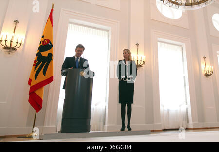 Bundespräsident Christian Wulff spricht neben seiner Frau Bettina Schloss Bellevue in Berlin, Deutschland, 17. Februar 2012. Wulff kündigte seinen Rücktritt als Bundespräsident. Foto: MICHAEL KAPPELER Stockfoto