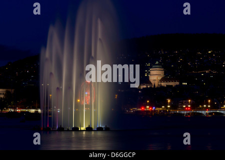Nachtszene des Springbrunnens am See in Luzern, Schweiz. Stockfoto