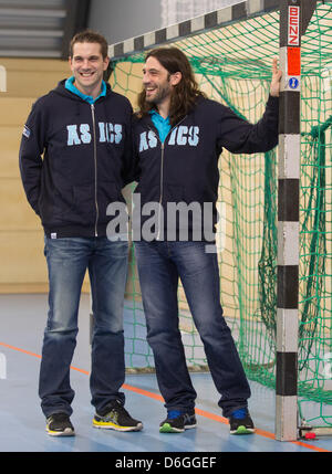 Handball-Brüder Guillaume (L) und Bertrand Gille (R) stellen nach einer Pressekonferenz in Hamburg, Deutschland, 17. Februar 2012. Nach zehn Jahren in Hamburg wechseln die Brüder zu französischen Erstligisten Chambéry Savoie HB. Foto: KAY NIETFELD Stockfoto