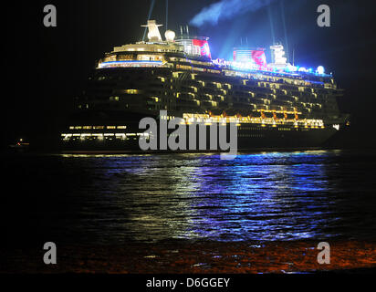 Das neue Kreuzfahrtschiff "Disney Fantasy", erbaut im Meyer Werften in Papenburg, Deutschland, steigt aus dem Columbus-Pier in Bremerhaven, Deutschland, 16. Februar 2012. Die 340 Meter lange war Kreuzfahrtschiff Disney Cruise Line am 09 Februar übergeben und fuhr nach Florida. Foto: Ingo Wagner Stockfoto