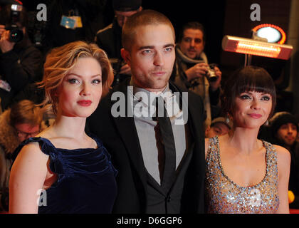 Britische Schauspielerin Holliday Grainger (L), US-Schauspielerin Christina Ricci (R) und britische Schauspieler Robert Pattinson kommen für die Premiere des Films "Bel Ami" während der 62. Internationalen Filmfestspiele Berlin, in Berlin, Deutschland, 17. Februar 2012. Der Film ist im Wettbewerb außer Konkurrenz auf der 62. Berlinale präsentiert vom 09. bis 19. Februar ausgeführt. Foto: Britta Pedersen Stockfoto