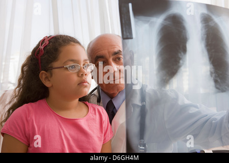 Hispanische Arzt zeigt Brust Röntgen für Patienten Stockfoto
