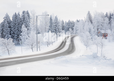 Reifenspuren im verschneiten Feldweg Stockfoto