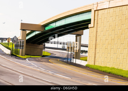 Rampe und Überführung des freeway Stockfoto