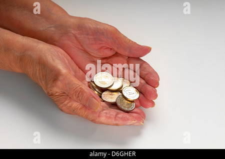 Ältere Frau mit Euro-Münzen Stockfoto