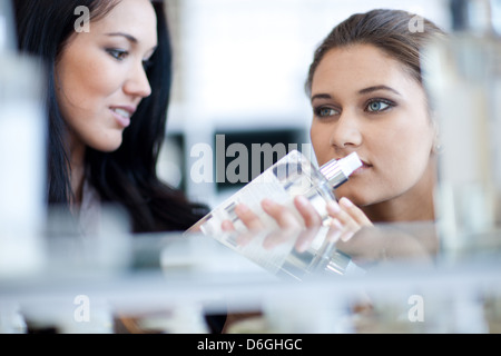 Frauen riechen Seife im Shop Stockfoto