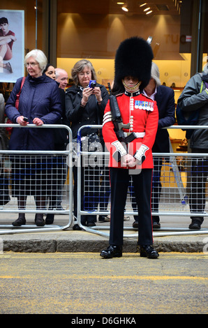 Gardist entlang der Route der Baroness Thatcher Beerdigung, London, 17. April 2013 Stockfoto