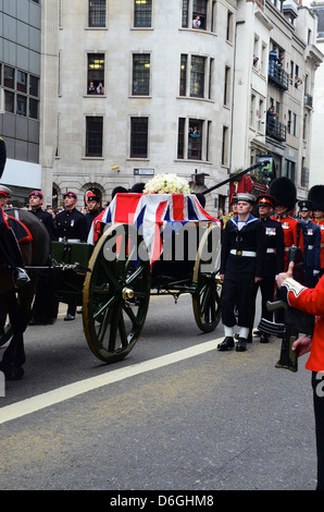 Der Sarg von Margaret Thatcher auf einer Lafette nach St. Pauls Cathedral, vor ihrer Beerdigung, 17. April 2013 Stockfoto