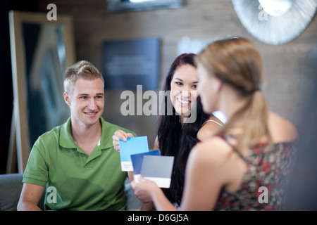 Paar Farbfelder im Store prüfen Stockfoto