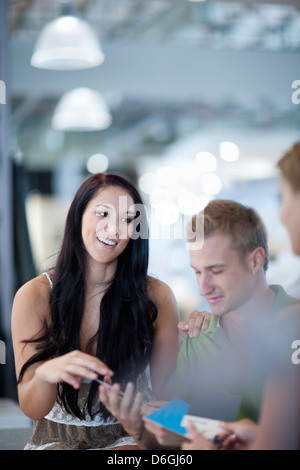 Paar Farbfelder im Store prüfen Stockfoto