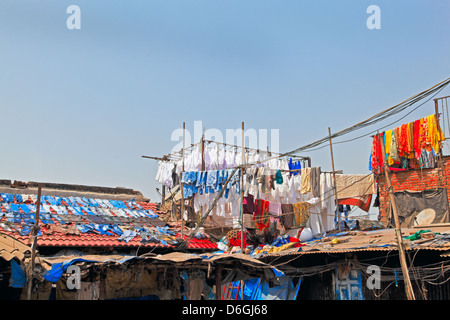 Denim Trocknung auf Schieferdächern und Kleidung in der hand machte Bambus Regale an gewerbliche Wäscherei in Bombay Indien Stockfoto