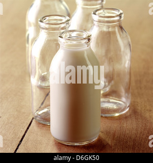 Volle und leere Milchflaschen Stockfoto
