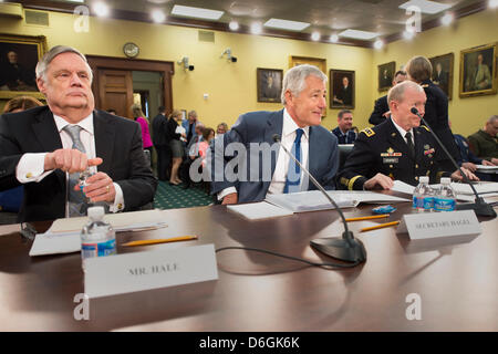 US-Verteidigungsminister Chuck Hagel (Mitte), unter Verteidigungsminister Comptroller Robert Hale (links) und General Martin Dempsey, Vorsitzender Joint Chiefs Of Staff vorzubereiten, vor dem Haus Mittel Ausschuß für Verteidigung 16. April 2013 in Washington, DC zu bezeugen. Stockfoto