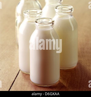 Volle und leere Milchflaschen Stockfoto