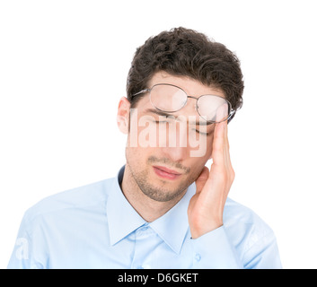 Hübscher junger Geschäftsmann leidet unter Kopfschmerzen. Isoliert auf weißem Hintergrund. Stockfoto