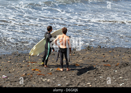 Surfer am Strand Stockfoto