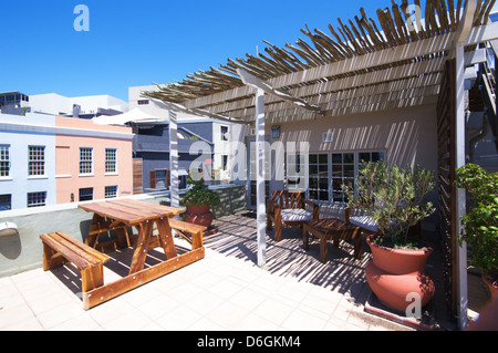 Dachterrasse mit Holzboden und Liegestühle Stockfoto