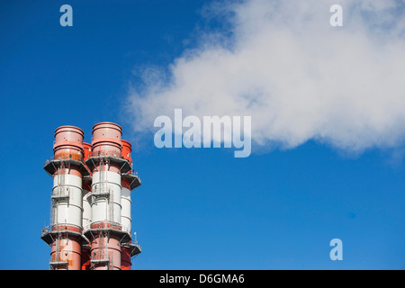 Rauch von Industrieanlage wogenden Stockfoto