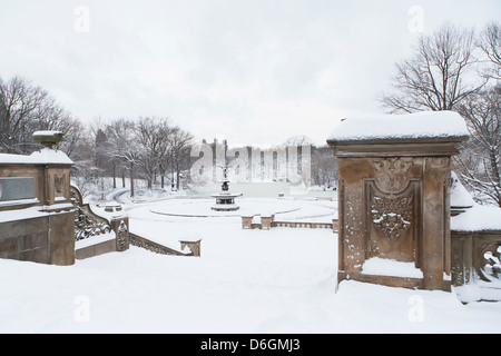 Schritte im verschneiten Stadtpark Stockfoto