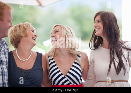 Familie lächelnd zusammen im freien Stockfoto