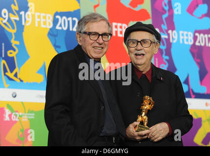 Italienischen Regisseure Vittorio Taviani (R) und Paolo Taviani darstellen mit den Goldenen Bären für den besten Film für den Film "Ceasar muss sterben" ("Cesare Deve Morire") bei der Pressekonferenz nach der Abschlussfeier der 62. Internationalen Filmfestspiele Berlin, in Berlin, Deutschland, 18. Februar 2012. Insgesamt 18 Filme im Wettbewerb um der Berlinale renommierten Goldenen Bären für den besten Film. Stockfoto