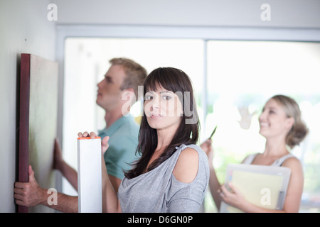 Paar Arbeiten mit Innenarchitekten Stockfoto